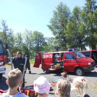 Spotkanie ze strażakami w OSP Poczesna. - zdjęcie 12