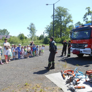 Spotkanie ze strażakami w OSP Poczesna. - zdjęcie 11
